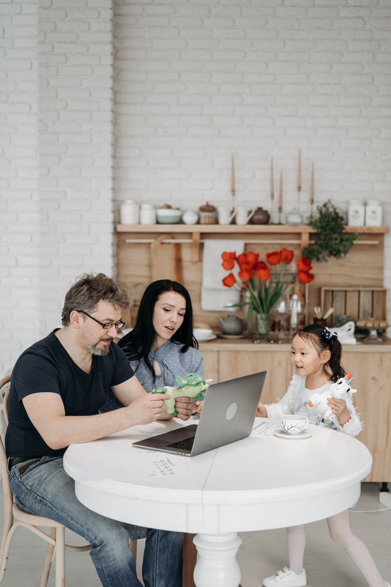 Familia comparando su plan de salud en un computador